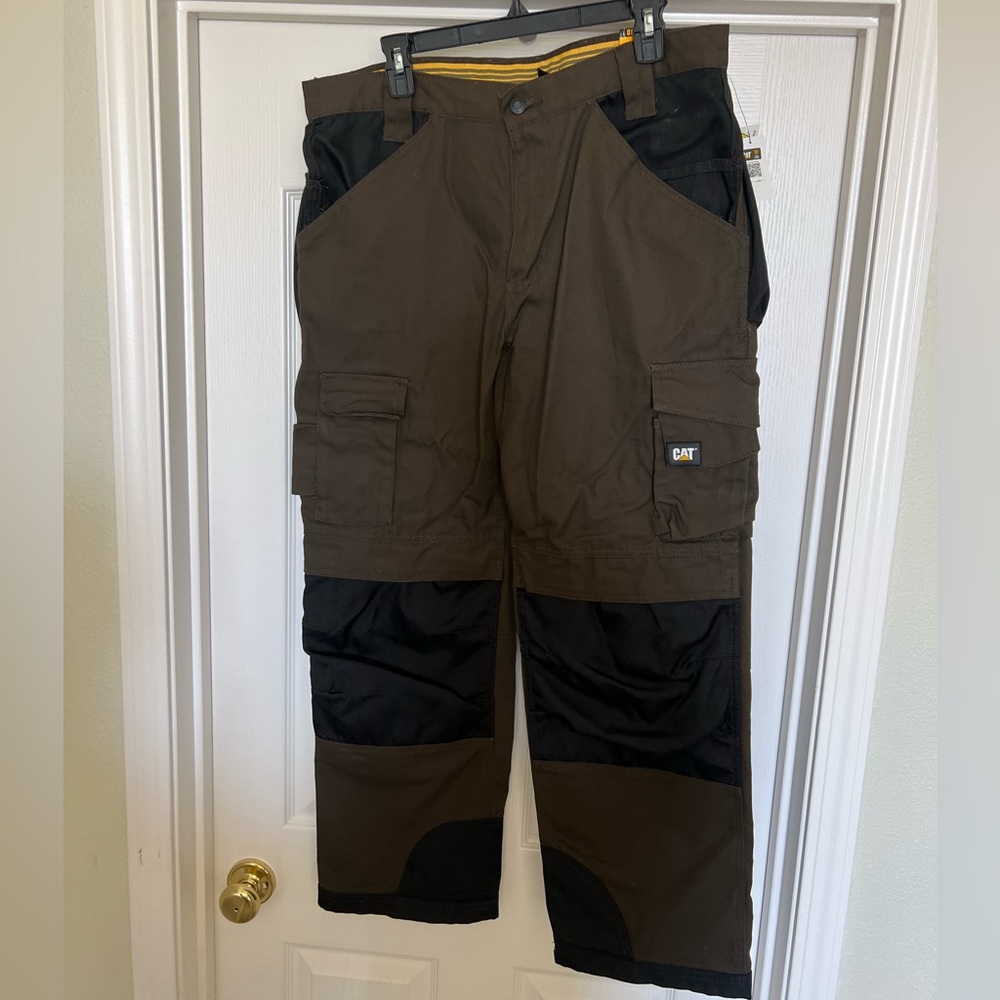Caterpillar Men's Cargo Pants in Brown and Black-NWT size  36W- 30L